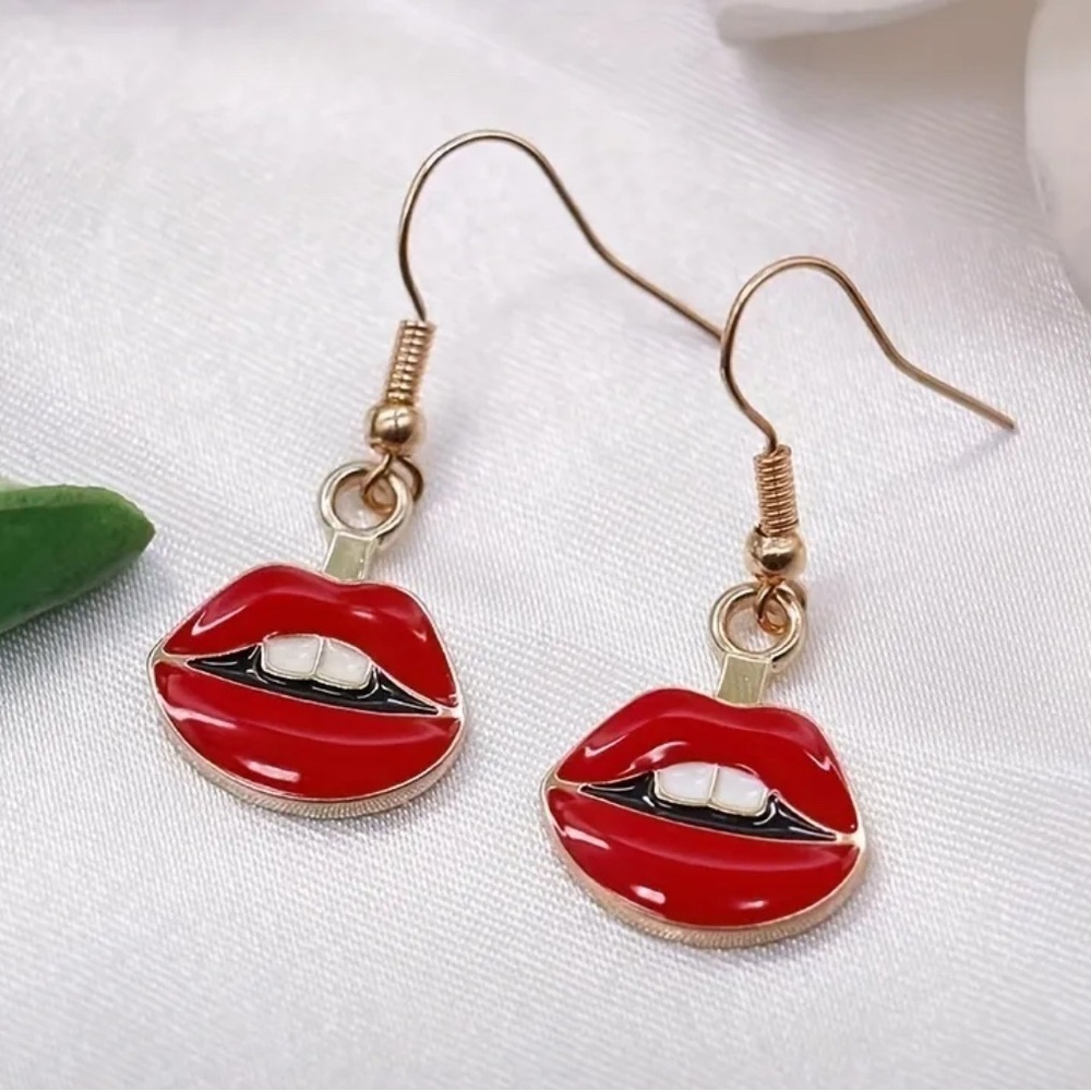 BRAND NEW LIP DESIGN EARRINGS